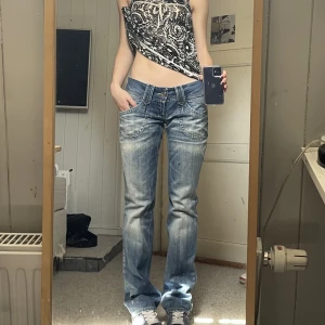 Lågmidjade jeans - jätte snygga jeans från pepe jeans men tyvärr för stora för mig :( 44cm över midjan & 85cm i innerbenslängd!