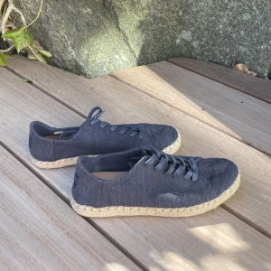 Toms sneakers - Ett par sneakers från Toms i nyskick! Använda enbart en gång
