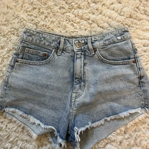 Jeansshorts från hm - Jeansshorts från hm med frans nertill. Väldigt snygga men tycker de är lite korta över rumpan så vill sälja. Använda fåtal gånger. Storlek 36. 