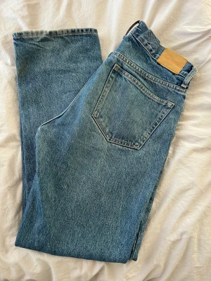 Weekday space blå jeans - Säljer mina jeans från Weekday. Modell space. Färg blå. Storlek 27/30. Bra skick. 