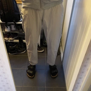 Linnebyxor - Tja, säljer dessa snygga linnebyxor då jag vuxit ur dem. Riktigt bra kvalite och sparsamt använda. Skriv om du har några funderingar, mvh Carl.