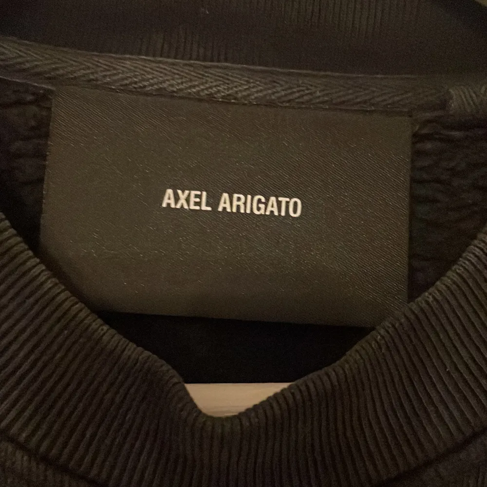 Axel Arigato sweatshirt i nyskick. Nypris 2000 mitt pris 700. Storlek XS.. Tröjor & Koftor.