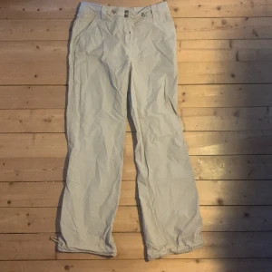 Byxor - Köpta second hand och knappt använda. Inga märken eller liknande. Säljer pga de är för korta för mig som är 165 cm. Frakten ingår i priset. Skriv för fler bilder. 💕💕