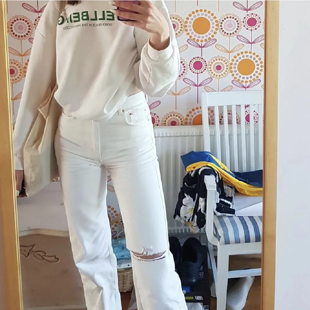 Säljer mina vita jeans från Pull & Bear. Storlek 36 och ganska långa☺️ Dom är i nyskick, inte mina bilder men exakt samma jeans!. Jeans & Byxor.