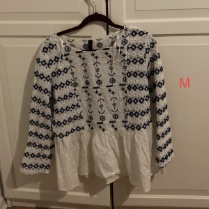 Blusar - Jätte söta blusar som säljs på grund av för små storlekar. De två sista är äkta vintage! Det första plagget och det sista säljs för 120 kr var. Den andra säljs för 75 kr. Alla storlekar finns på bilderna! Kontakta för mer bilder!