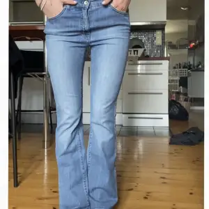Ljusblå Lågmidjade jeans!! Så snygga! Midjemått 78cm och innersöm 82cm 🫦🫦