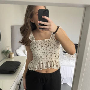 Volangtopp - Supersöt topp från shein, aldrig använd. Storlek M och har resår runt om så väldigt stretchig!