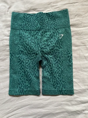 Gymshark adapt reef shorts - Köptes i vintras och är aldrig använda endast testade. Jätte fina shorts med detalj på rumpan som framhäver den jätte fint. Stretchigt material. Nypris är 500kr. Hämtas i Timrå eller skickas, köparen betalar för frakten.