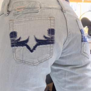 Jeans i nyskick med lappar kvar från Disel! Fett coola unika fickor både fram och bak. Midjemått runt ca 75cm, innerbenslängd 83cm (jag har sprättat upp dem längst ner). Skriv om du har några funderingar🫶