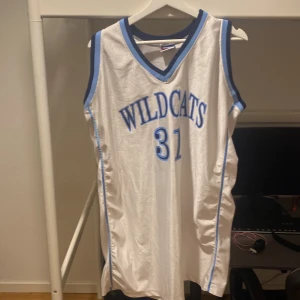Basket linne - Vintage WILDCATS basket linne. Den är 100 cm lång och 30 bred