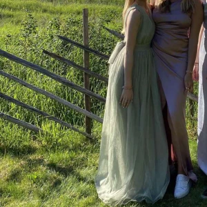 Balklänning  - Säljer min fina fina balklänning från asos! Endast använt på balen och köpt för 850kr😚passar mig som har 34, 