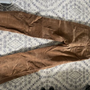 Manchesterbyxor brun - Thriftade bruna Manchester byxor i storlek 32/xxs 