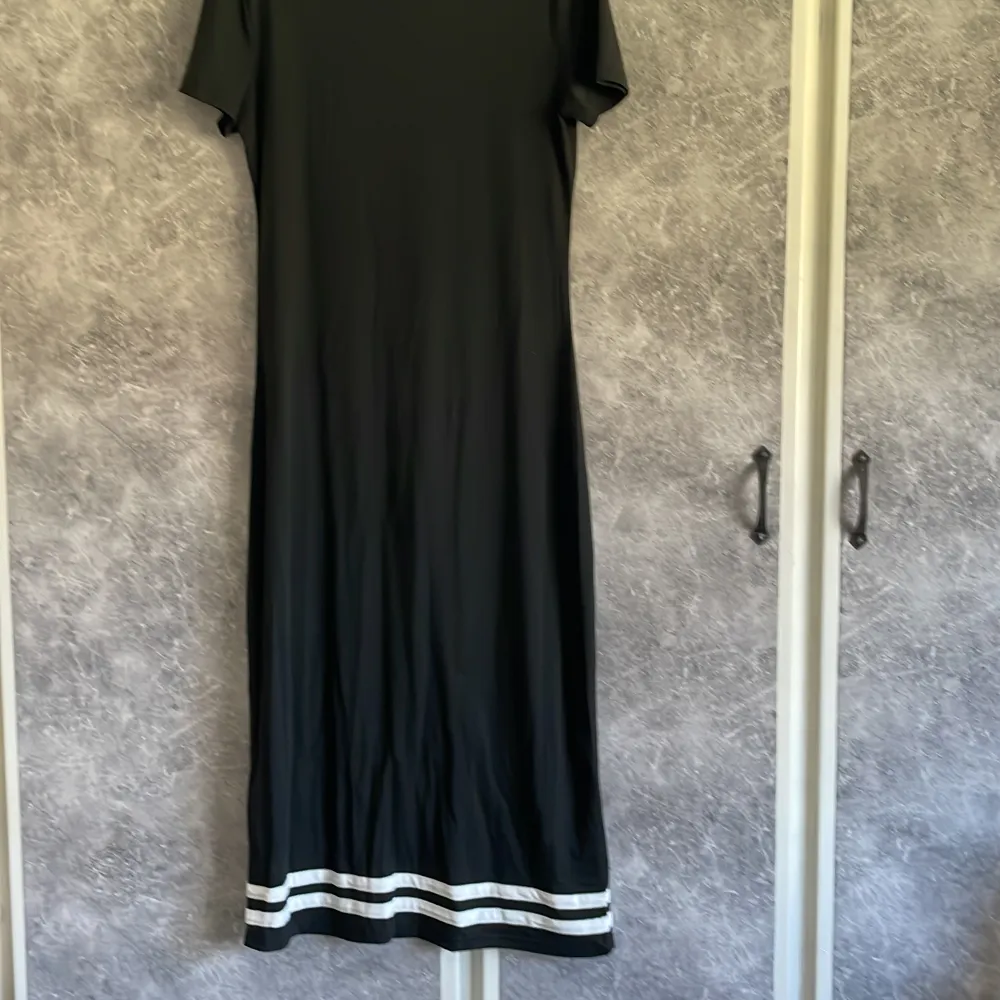 En lång svart klänning som når ner till nästan fötterna. Är 163 men den passar och är inte för lång för mig.. Klänningar.