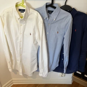 Ralph Lauren skjortor - Ralph Lauren skjortor i toppskick. Den vita och ljusblåa är storlek S och den mörkblåa är storlek XS. 200 kr/st eller alla för 500 kr. Finns i Växjö. Priset kan alltid diskuteras så skriv vid intresse!
