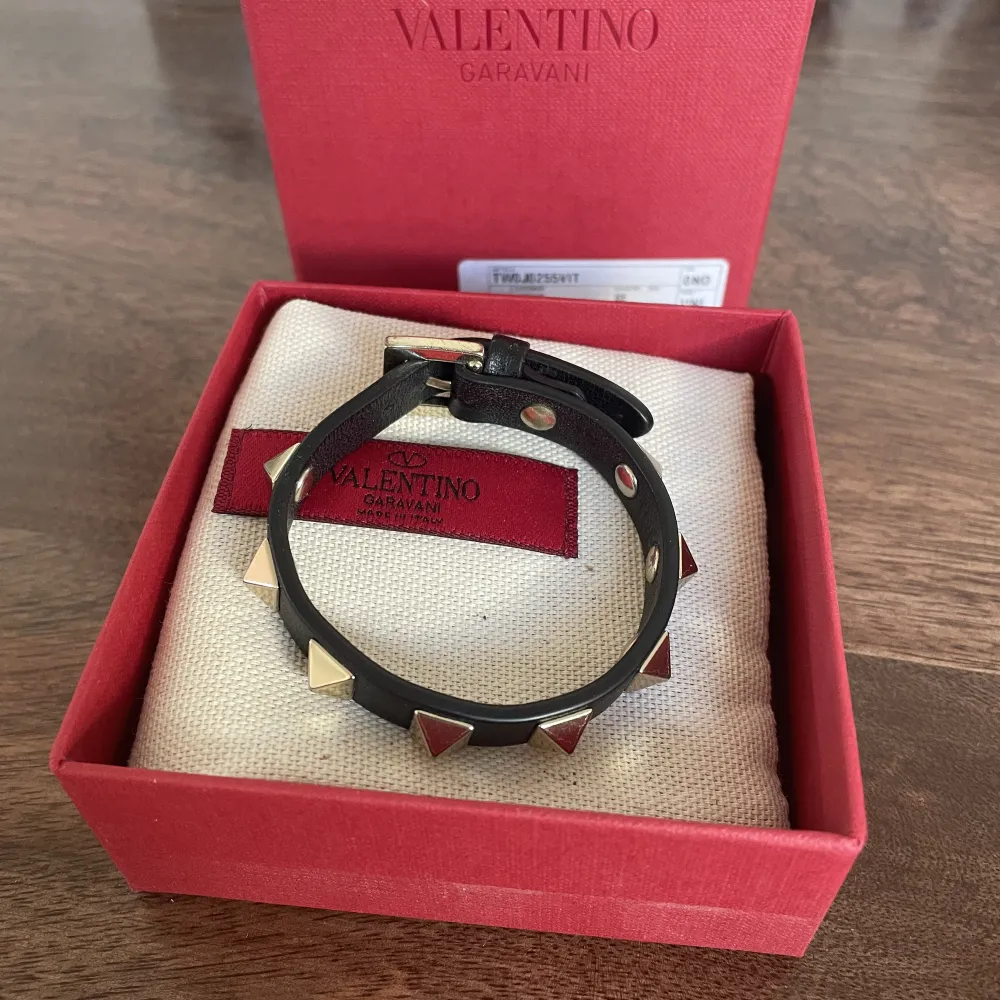 Äkta valentino armband med tillhörande dustbag, låda och reservnitar. Armbandet är i jättefint skick med minimala slitningar på spännet. Nypris är 2945kr. Skriv för fler bilder☺️. Accessoarer.