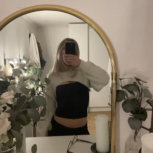 Kofta  - Beige kofta som går över axlarna, stickad med lite mönster. Använd nån enstaka gång och är i bra skick!💓