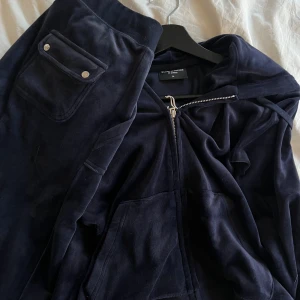 Juciy sett - Byxorna i s och tröjan i m , säljer endast i sett