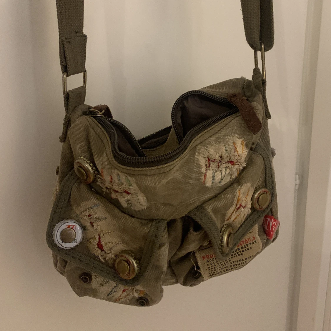 grön axelremsväska