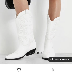 Vita cowboyboots från ASOS - Helt helt sprillans nya cowboyboots från ASOS i storlek 36. Vita. Säljer då jag glömde returnera paketet i tid… Nypris 659kr