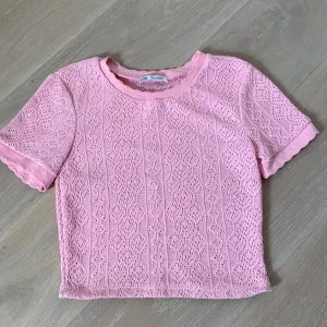 rosa t-shirt - rosa t-shirt från zara i nyskick 💕 kontakta mig vid intresse eller för fler bilder 🫶