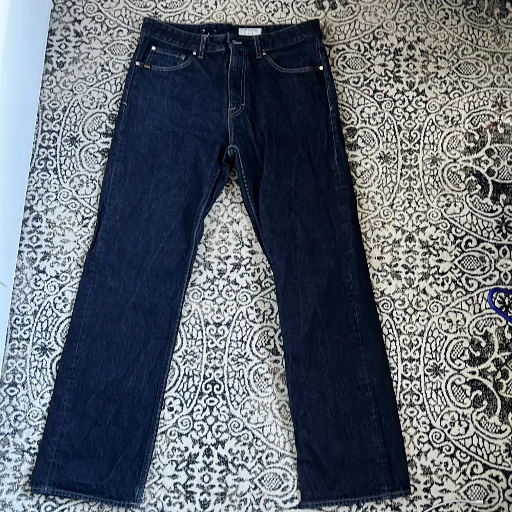 Säljer ett par Tiger of Sweden jeans i storlek 32/32. Rak passform. Cond 9/10 använda fåtal gånger.. Jeans & Byxor.