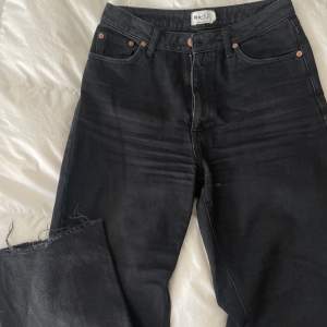 Säljer ett par raka jeans i ”washed black” från Nakd som har blivit för små för mig! Storlek 36, dock ingen stretch i materialet 