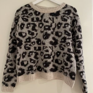 Stickad tröja  - En så fin tjock/stickad - tröja från Lindex i leopard mönster! 🩵🩷