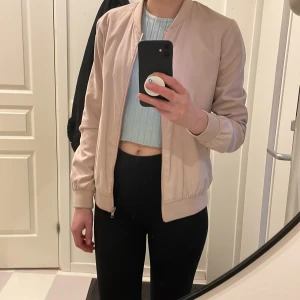 Jacka - Tunn jacka i bombermodell. Fint skick