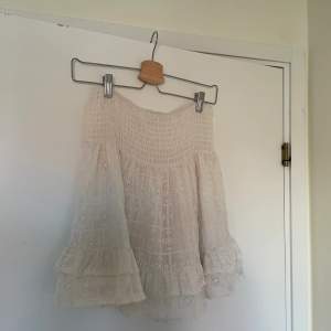 vit kort kjol från mango strl M