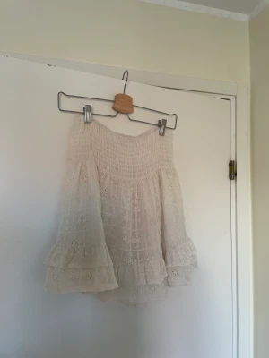 vit kjol mango - vit kort kjol från mango strl M