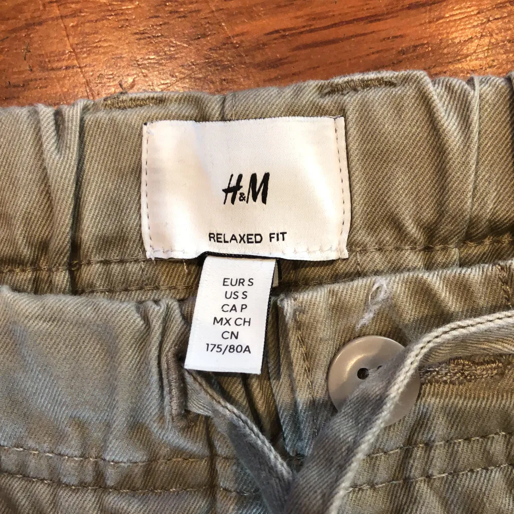 Beiga byxor i bomull med dragsko i midjan. Från H&M, använda men inte slitna. . Jeans & Byxor.