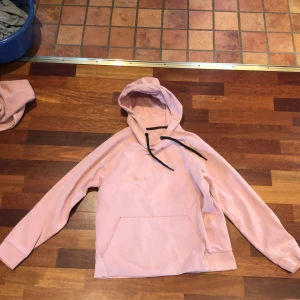 Rosa hoodie från soc - Mysig rosa hoodie och perfekt nu till sommaren. Välanvänd med ett hål vid magfickan. 