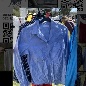 3st MärkesSkjortor  - En peakperformance skjorta(bild1)  Två stycken Ralph lauren skjortor   Alla tre för 150kr 