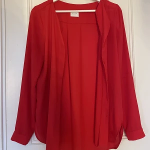 Blus - En röd blus från vila i storlek xs. Använt fåtal gånger