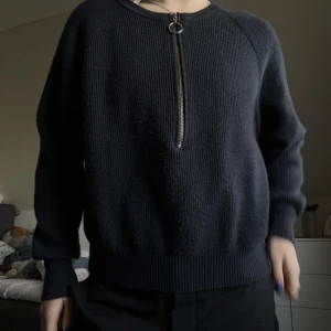 Stickad tröja  - Stickad tröja från Carin Wester. Super fin med dragkedja som man kan ha öppen eller stängd. Den är lite nopprig men inget man tänker på💘