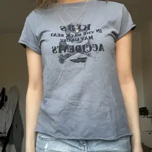 Så cool t-shirt! Så fin att ha i skolan! Färgen är  blå grå aktig.