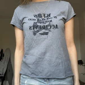 Cool t-shirt🖤❤️‍🔥 - Så cool t-shirt! Så fin att ha i skolan! Färgen är  blå grå aktig.