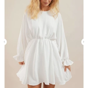 Chiquelle klänning - Säljer denna jättefina klänning som är helt slutsåld på chiquelle. Den är helt oanvänd och endast testad, perfekt som studentklänning!