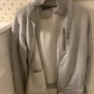 Zip tröja - Säljer denna zip tröja ifrån sail racing, finns inga defekter och skicket är bra. Nypriset är 1300kr och storleken på denna tröjan är L