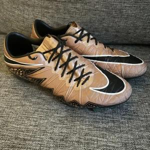 Fotbollsskor - Säljer nu mina hypervenoms som är i bra skick || Skorna är helt felfria || Storlek 44 || Priset går att diskuteras vid snabb affär || Bara att höra av sig om ni har några funderingar!