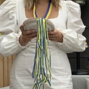 Studentklänning - Säljer min studentklänning som endast är använd på den dagen. Den kommer från missguided och är i storleken 40 men passar snarare en 38 eller liten 40. En riktig drömklänning 