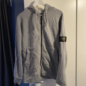 Stone Island  - Säljer min Stone Island zip eftersom jag aldrig använder den längre. Tröjan är använd men är i bra skick. En liten fläck finns. Är du intresserad eller har några frågor, hör av dig🙌🏻💫