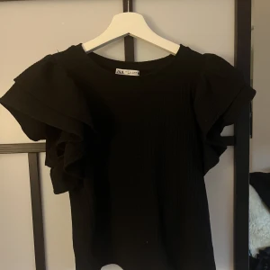 Volang tröja - Inte andhämtning ofta, jätte fin passar inte mig längre. Jätte bra skick. Den är väldigt bekväm