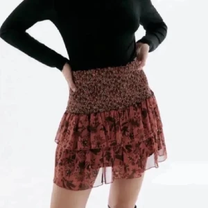 zara kjol - säljer denna super populära zara kjolen i storlek s❤️