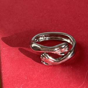 supergullig justerbar ring som aldrig används, köpt utomlands för runt 100kr men säljer nu för 70kr betalning sker endast via swish 