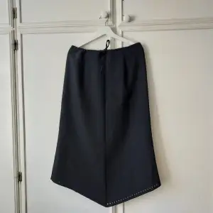 Svart midi kjol från lindex i st 44.Justerbar midja