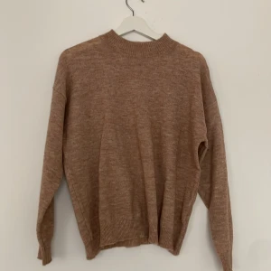 Stickad tröja - En beige stickad tröja, aldrig använd då den ej passade mig i stl. 