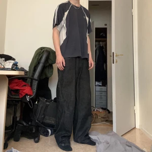 Ben Davis Carpenters - Svarta Baggy Ben Davis Carpenters   Med logga på bakfickan samt mycket fickor, jätte fina med superfint tyg, rätt så mycket heeldrag på dem och rätt så breda i midjan, ben öppning: 23cm midjevidd ca: 50cm ytterbenslängd: 107cm  Storlek 36/30