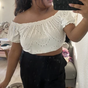 Vit somrig topp - Strl M, aldrig använd bara testad, 150kr🤍🌟