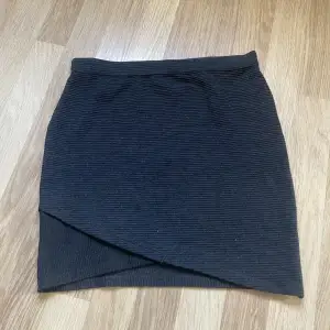 Svart kjol från vero Moda i storlek s